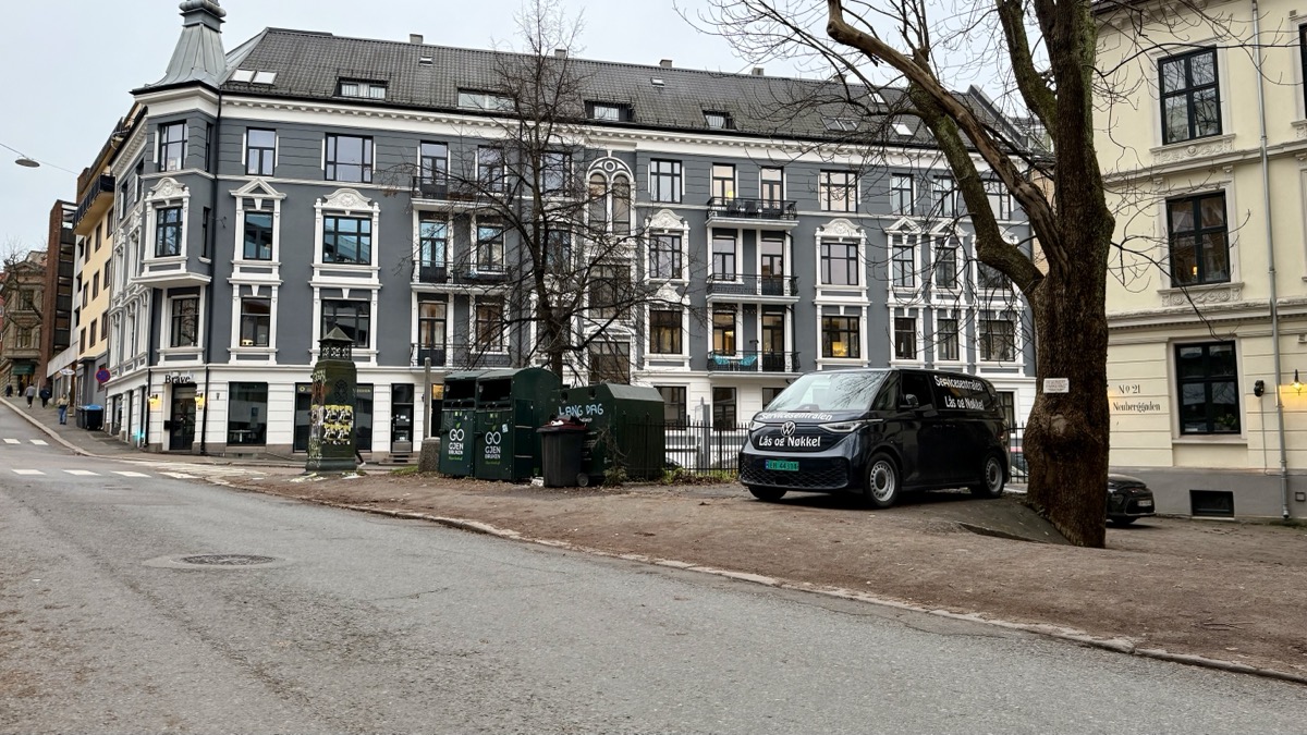 Glass og metall gjenvinningscontainer i Majorstueveien